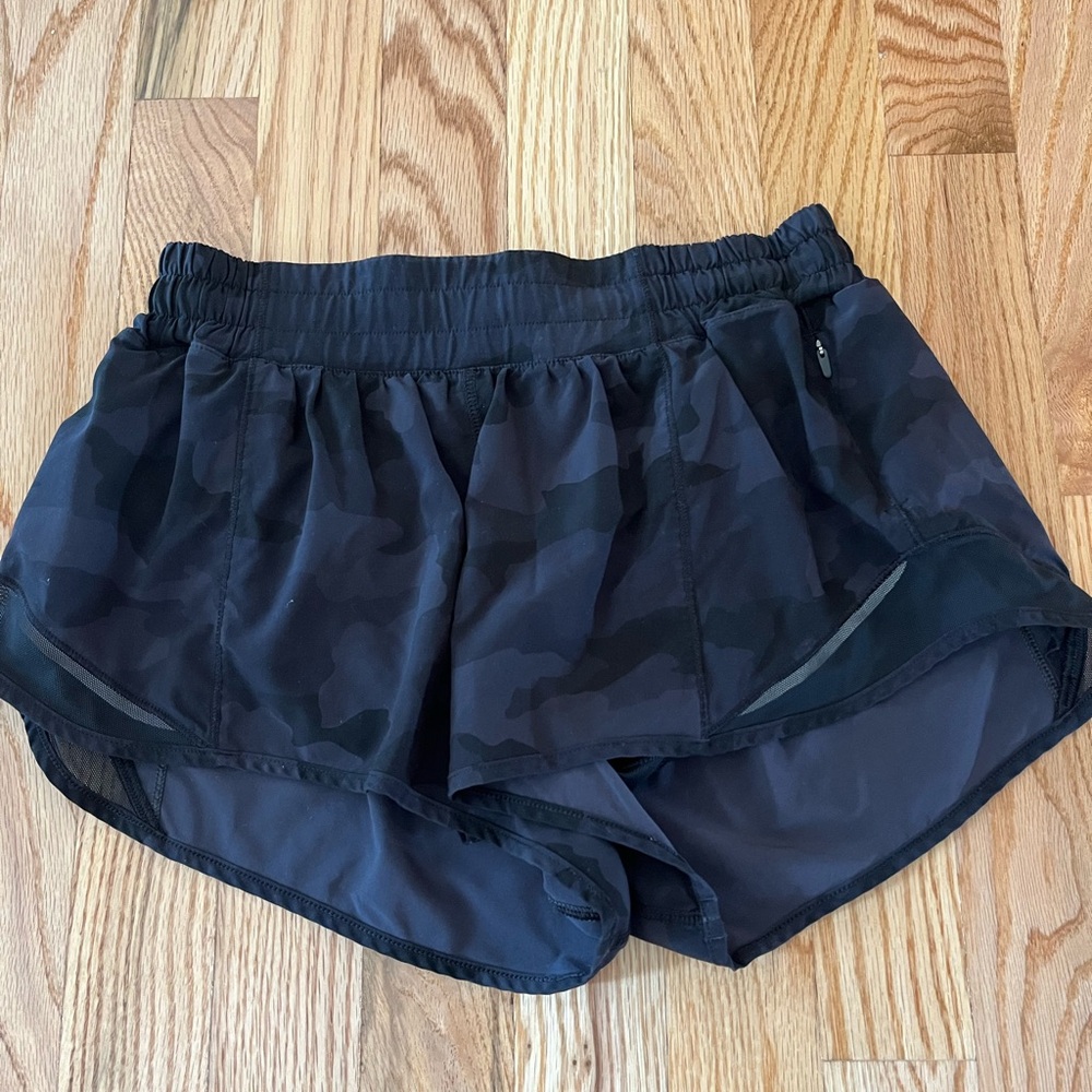 Black camo Lululemon hotty hot shorts 2.5”